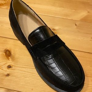 Brand new round toe leather loafer in black